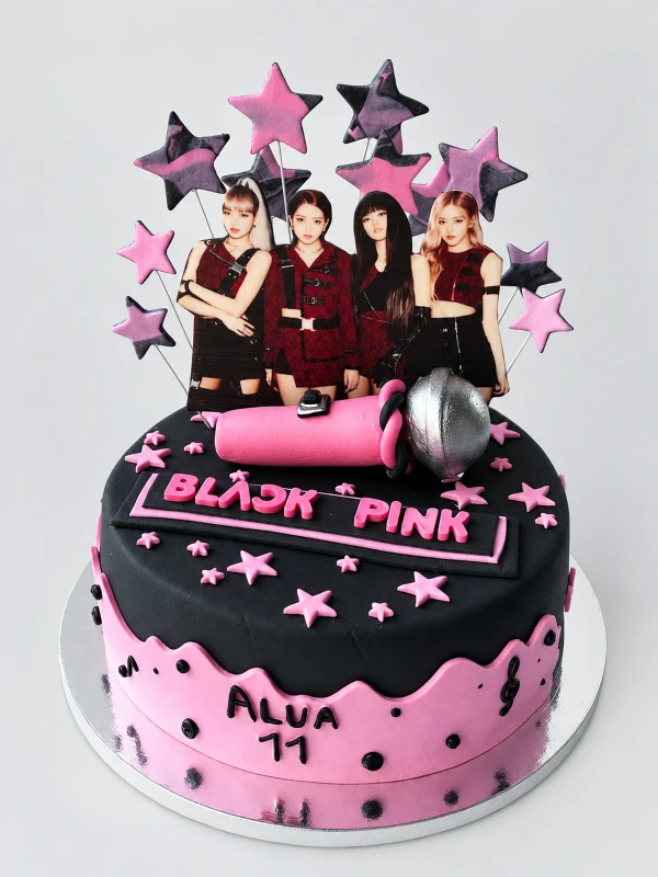 Торт "Black pink" — Торт «Black pink» — чёрно-розовый торт в стиле Blackpink с фототопперами, звёздами и микрофоном.